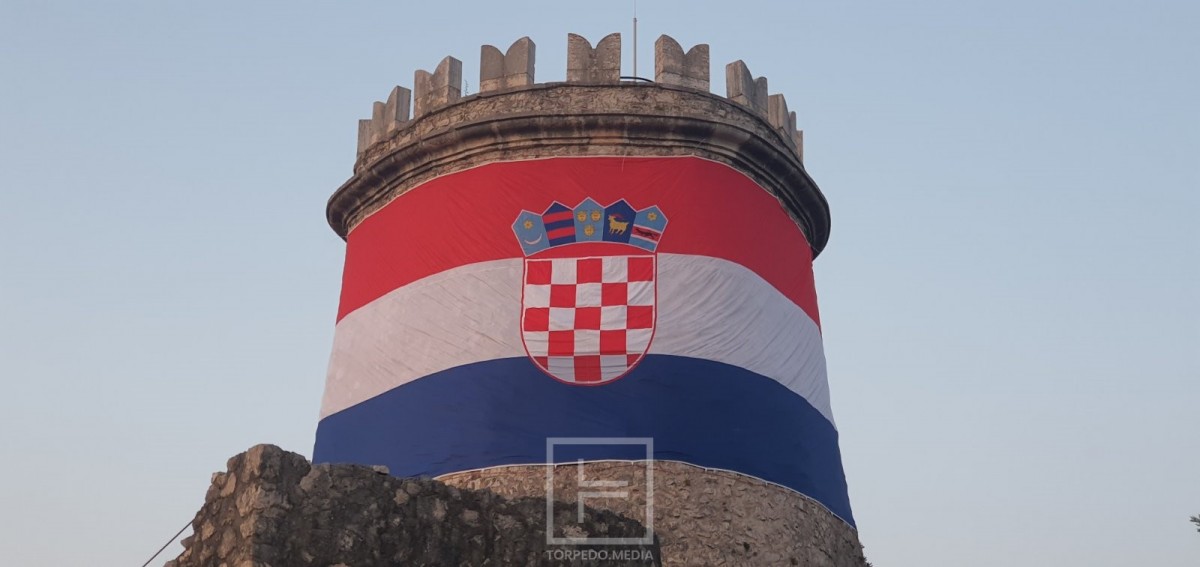 [FOTO] Hrvatska zastava postavljena na Trsatskoj gradini